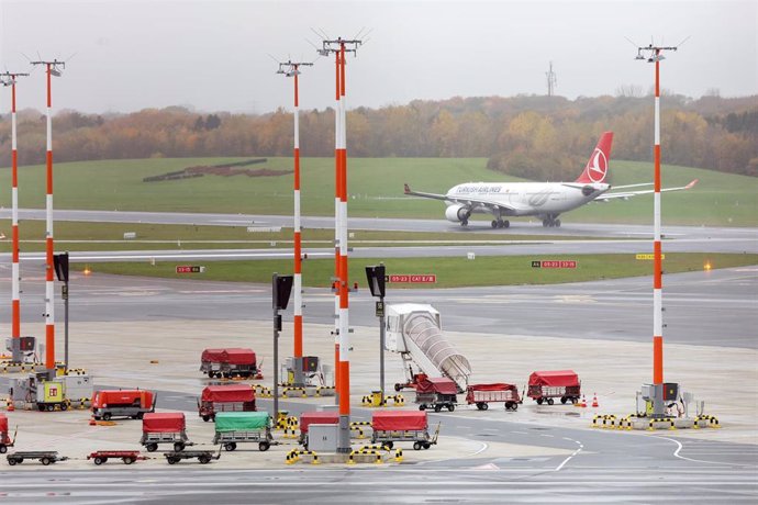 06 November 2023, Hamburg: A Turkish Airlines plane takes off from Hamburg Airport. Flight operations resumed at Hamburg Airport on Monday, after they have been cancelled following the hostage-taking incident on Saturday. Photo: Bodo Marks/dpa