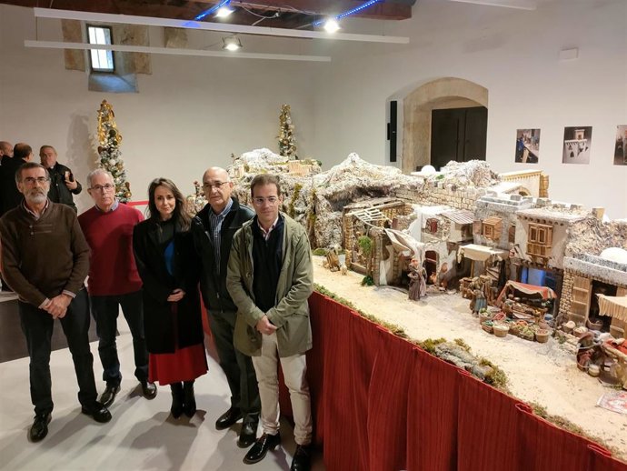 La concejal Carmen Seguín (centro) junto a belenistas en la presentación de la recreación de la Torre de los Anaya en Salamanca