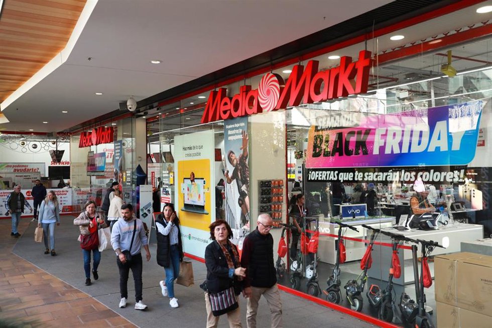 Varias personas van de compras durante el Black Friday 