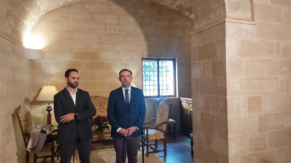 El director general de Economía Circular, Transición Energética y Cambio Climático, Diego Viu, y el conseller de Empresa, Empleo y Energía, Alejandro Sáenz de San Pedro.