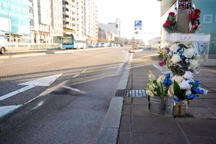 Archivo - Flores depositadas en la calle Castelar, de doble sentido, donde el viernes, 3 de febrero, se produjo un atropello mortal a un motorista de 19 años, a 8 de febrero de 2023, en Santander, Cantabria (España). 