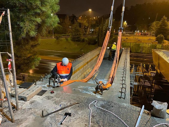 Trabajos de montaje de la nueva estructura del pórtico principal del puente de acceso al palacio de la Moncloa