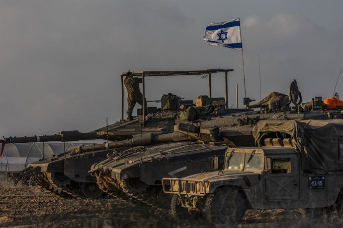 01 December 2023, Israel, Beeri: Israeli tanks move near the Israel-Gaza border after the end of a seven-day truce between Israel and Hamas militants. Photo: Ilia Yefimovich/dpa