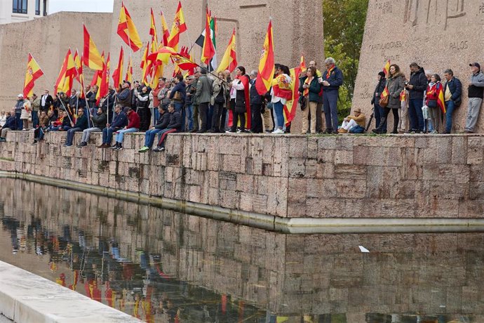 Archivo - Varias peresonas durante una manifestación bajo el lema, 'Defendamos la unidad’, en la Plaza de Colón de Madrid, a 29 de octubre de 2023, en Madrid (España).