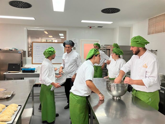 Ale Alcántara Participa En El 50 Aniversario De La Escuela De Hostelería De Diputación