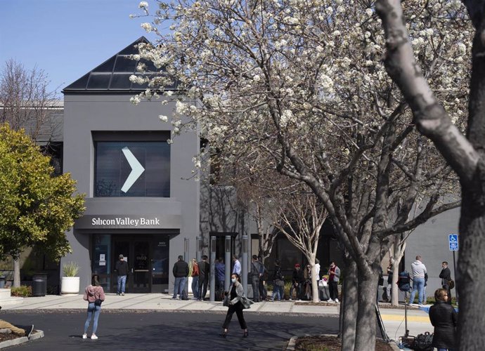 Archivo - SANTA CLARA, March 14, 2023  -- People queue up outside the headquarters of the Silicon Valley Bank (SVB) in Santa Clara, California, the United States, March 13, 2023. The U.S. Treasury Department, the Fed, and the Federal Deposit Insurance C