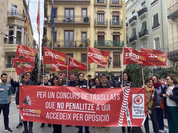 FE CCOO PV y el colectivo Docents presentan 5.200 firmas por un concurso de traslados que "no esté obsoleto"