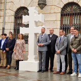 La Cruz, flanqueada por la alcaldesa de Teruel y el alcalde de Caravaca.