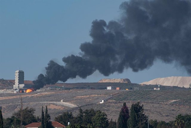 Columna de humo en la frontera entre Israel y Líbano tras un ataque el 23 de noviembre