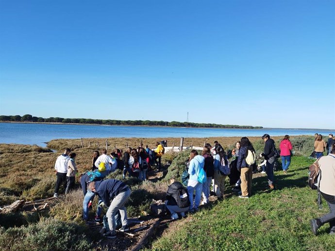 Alumnos del programa internacional 'Erasmus+ Desplastificar el planeta' en Marismas del Odiel, en Huelva.