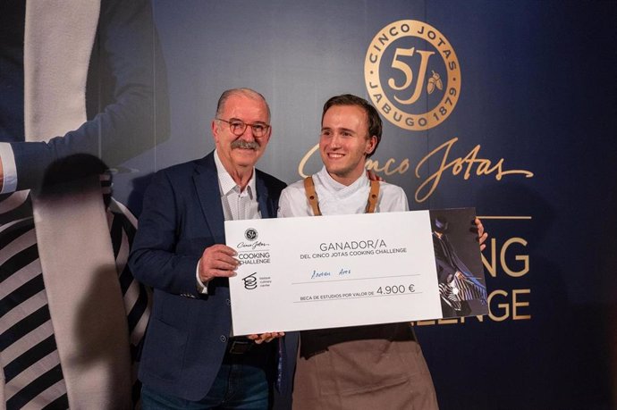 El joven cocinero Andreu Ares, ganador de la cuarta edición del Cinco Jotas Cooking Challenge, junto al chef Pedro Subijana