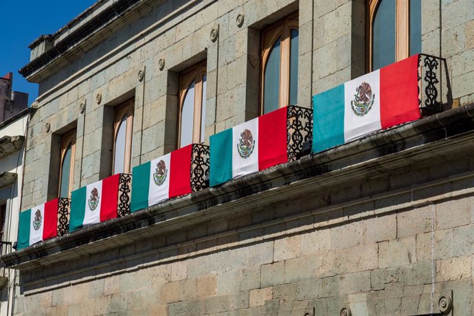 Archivo - Banderas de México en las falladas del Palacio de Gobierno de Oaxaca