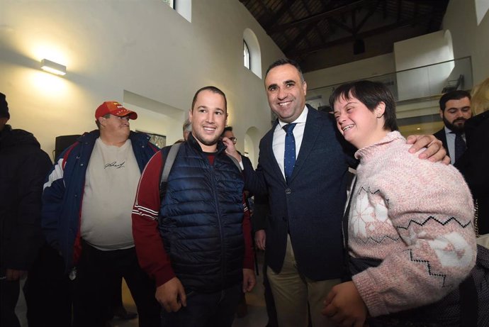 El presidente de la Diputación de Granada, Francis Rodríguez, ha participado en una jornada de convivencia con personas con discapacidad