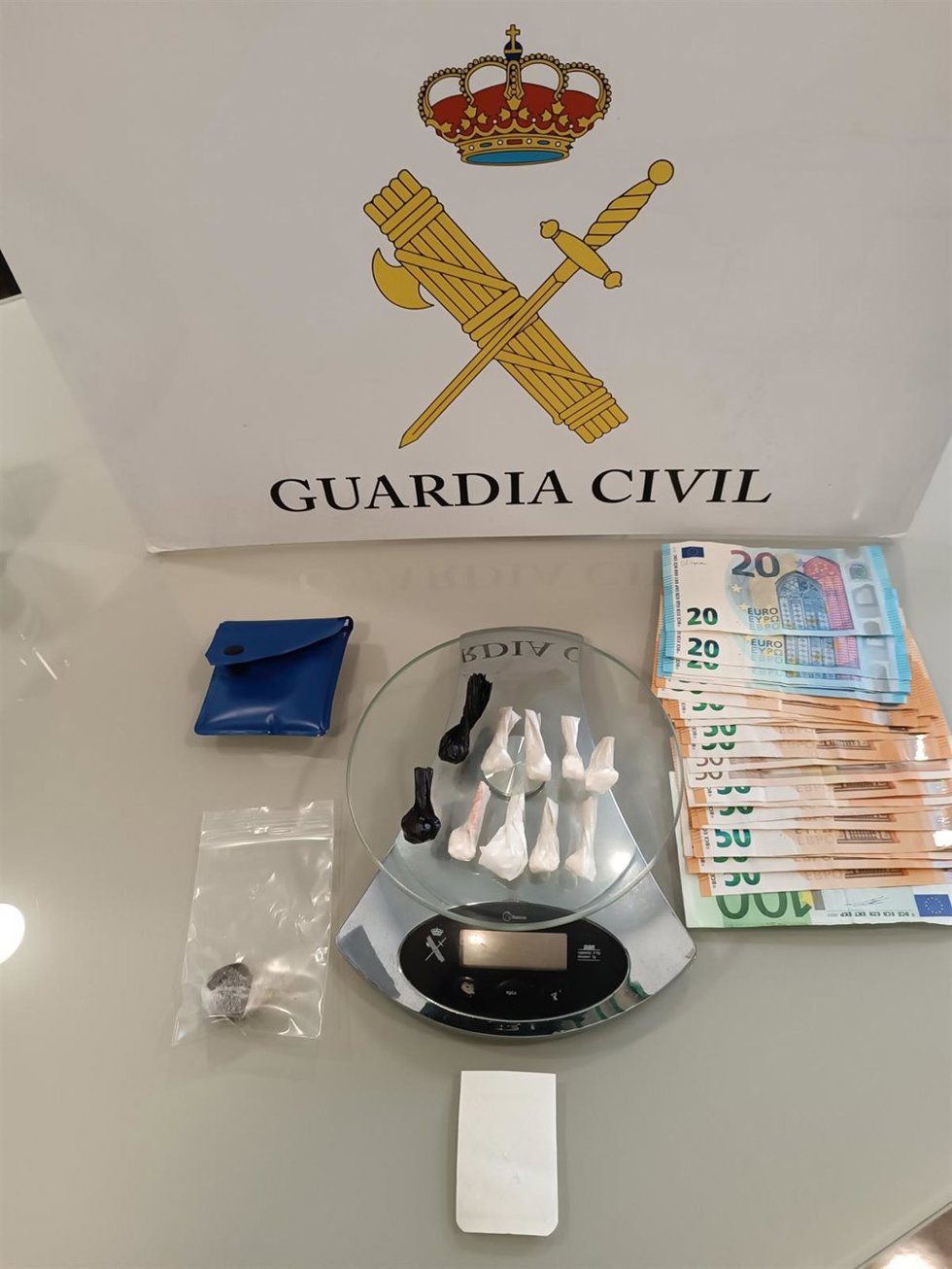 Droga y dinero intervenido.