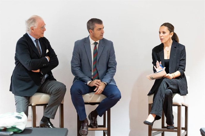 El vicepresidente de Exceltur, José Luis Zoreda, el vicepresidente de Canarias, Manuel Domínguez y la consejera de Turismoy Empleo, Jessica De León, en la presentación del informe de Impactur