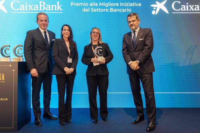 (I-D) El presidente de La Cámara de Comercio España-Italia, Gianluca Landolina; la vicepresidenta del Senato, Licia Ronzulli; la Country Manager de Caixabank en Italia, Claudina Farré, y el embajador de España, Miguel Fernández-Palacios.
