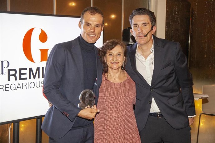 El corredor Luis León Sánchez, junto a la periodista Ana José Cancio y el exciclista Luis Pasamontes, con uno de los Premios Gregarious 2023 de ciclismo solidario.