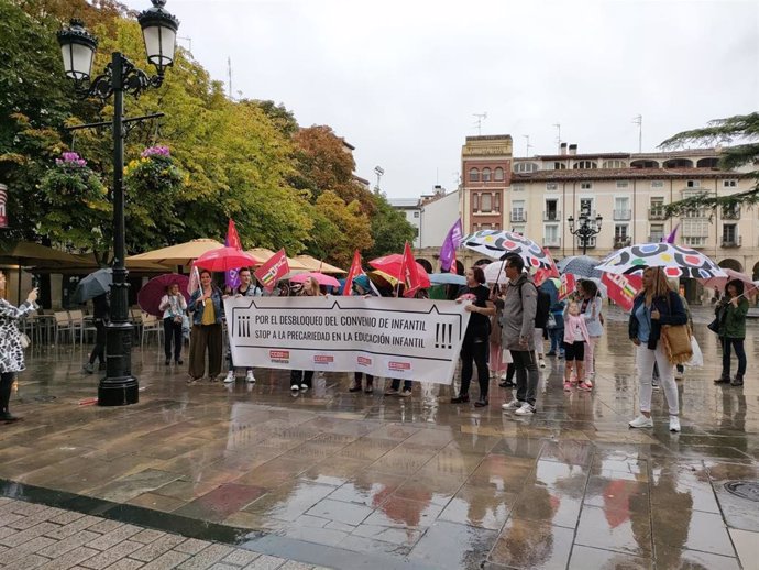 Archivo - El sector de educación infantil se concentra en Logroño para exigir un convenio colectivo "digno"