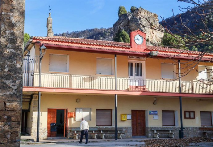 El Juez de Paz de Ocentejo acude a votar, a 26 de noviembre de 2023, en Ocentejo, Guadalajara, Castilla-La Mancha (España). Más de 40 municipios en los que no se proclamó ninguna candidatura en las pasadas elecciones municipales del 28M o se declaró la 