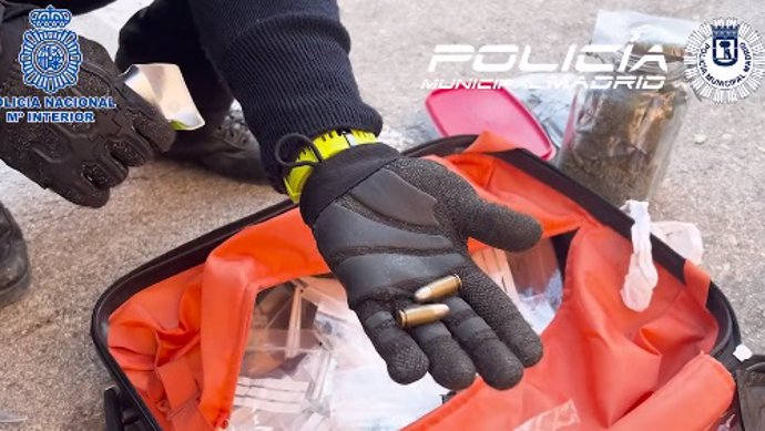 Detenido un hombre en Vallecas que llevaba 65 bolsas de marihuana