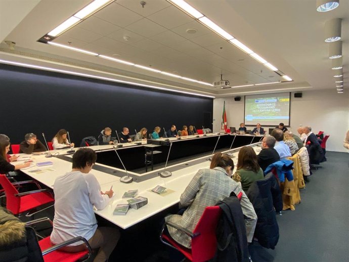 Empresas turísticas y entidades locales vascas se reúnen en Vitoria para impulsar el 'Corredor de ecoturismo' en Euskadi