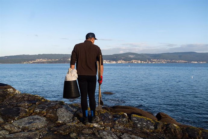 Un pescador durante la recogida del mejillón en la costa de Pontevedra, a 1 de diciembre de 2023, en Pontevedra, Galicia (España). La campaña de recogida de cría de mejillón en la costa gallega se ajusta este año a su calendario habitual. A partir de hoy,