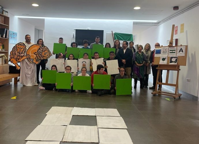 La delegada territorial de Desarrollo Educativo y Formación Profesional de la Junta de Andalucía en Cádiz, Isabel Paredes, en los actos por el Día de la Bandera en Cádiz
