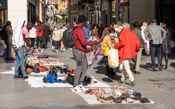 Archivo - Vendedores ambulantes en una calle de Sevilla.