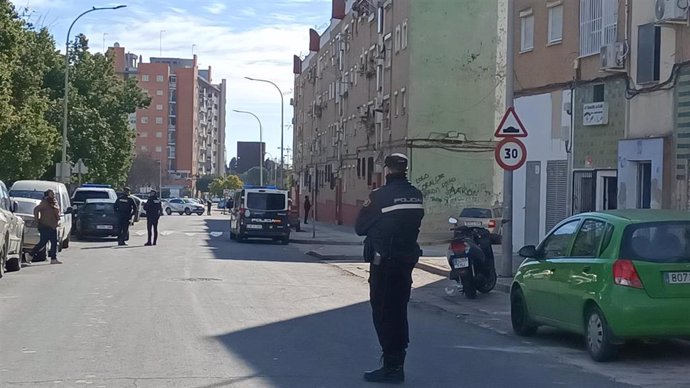 Archivo - Agente de la Policía Nacional durante una operación policial en Huelva. 