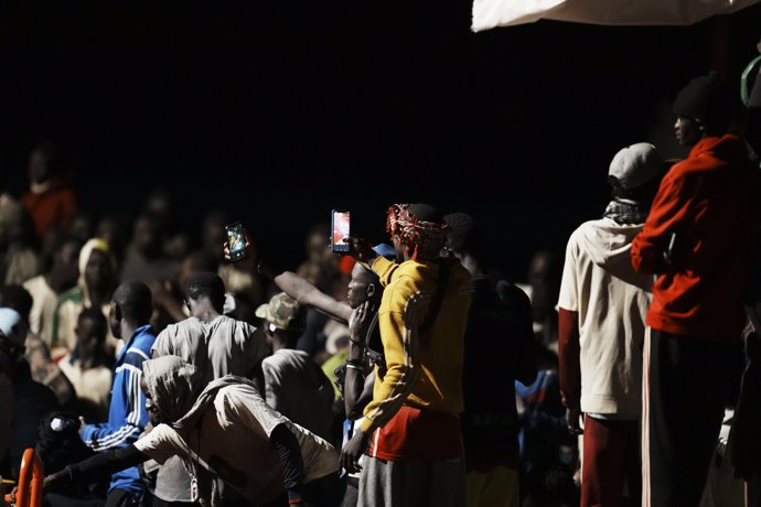 Varias personas se hacen fotografías a su llegada al muelle de La Restinga, a 4 de noviembre de 2023, en El Hierro, Islas Canarias (España). 