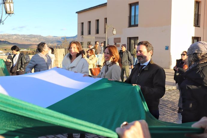 En Ronda los 'populares' han celebrado el acto de despliegue de la bandera de Andalucía y la Junta Directiva Provincial de la formación.
