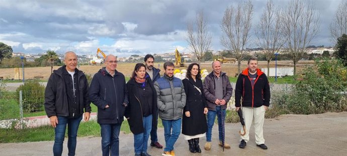 La eurodiputada del BNG Ana Miranda visita la ría de O Burgo junto a mariscadores y ediles nacionalistas