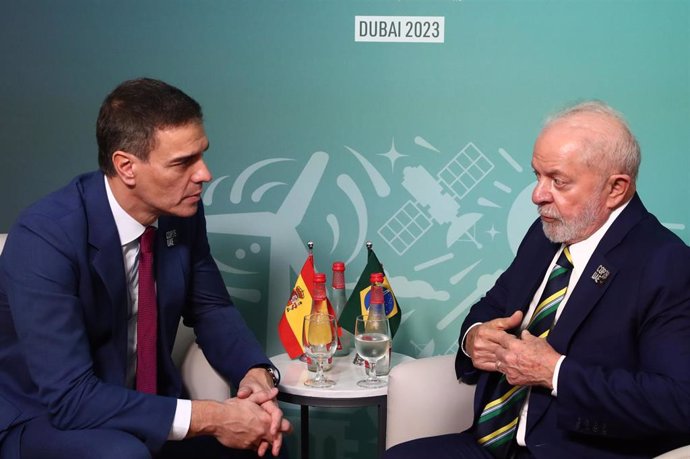 El presidente del Gobierno, Pedro Sánchez, y el presidente de Brasil, Luiz Inazio Lula da Silva, se reúnen en los márgenes de la COP28 en Dubai