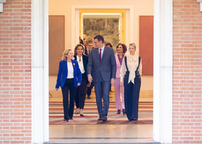 (I-D) En la primera fila, la vicepresidenta primera y ministra de Asuntos Económicos, Nadia Calviño; el presidente del Gobierno, Pedro Sánchez y la vicepresidenta segunda y ministra de Trabajo y Economía Social, Yolanda Díaz, y en la segunda fila, la vi