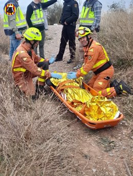 Bombers rescaten un home en la zona del riu Palancia a Sagunt 