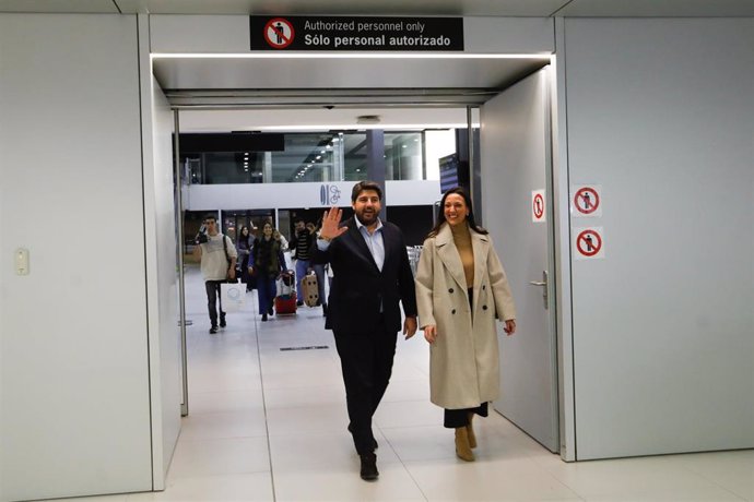 El vuelo inaugural procedente del Aeropuerto Adolfo Suárez Madrid-Barajas y en el de Murcia, que ha contado entre el pasaje con el presidente del Gobierno regional, Fernando López Miras y la consejera de Turismo, Carmen Conesa.