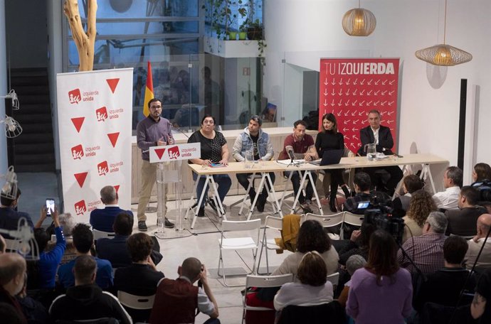 El hasta ahora ministro de Consumo, Alberto Garzón, interviene despidiéndose de la formación ya que abandona la primera línea política, durante una reunión de la Coordinadora de IU, en el Espacio Ecooo, a 1 de diciembre de 2023, en Madrid (España). 