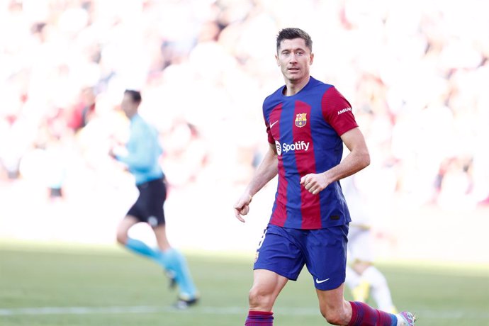 Robert Lewandowski of FC Barcelona looks on during the Spanish League, LaLiga EA Sports, football match played between Rayo Vallecano and FC Barcelona at Estadio de Vallecas on November 25, 2023, in Madrid, Spain.