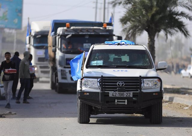 Un convoy de vehículos con ayuda humanitaria en la Franja de Gaza