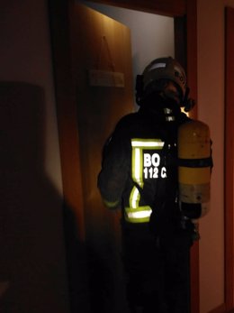 Bombeos del 112 en la vivienda de Ruiloba en la que se ha registrado el incendio en la cocina