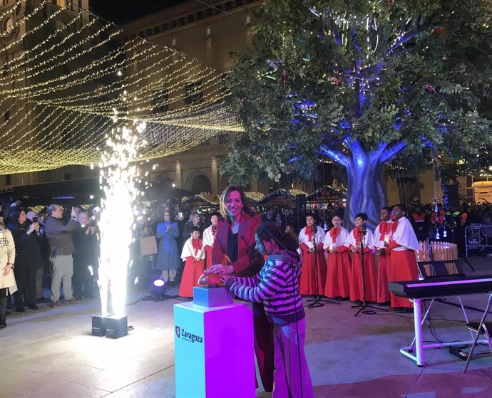 La alcaldesa de Zaragoza enciende las luces de Navidad