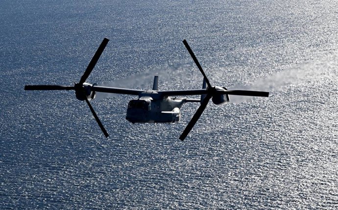 Archivo - A MV-22B Osprey is seen from the rear door of another Osprey on the fight to land on the USS America off the coast of Brisbane, Tuesday, June 20, 2023. The USS America, an aircraft carrier-like ship that's part of the 7th Fleet and has been on