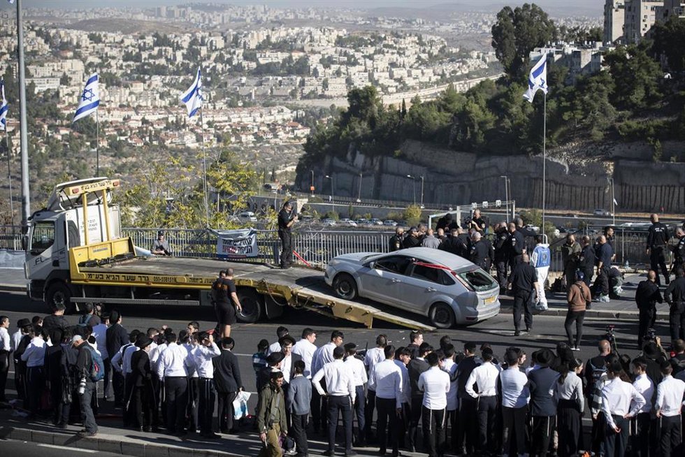 Un coche con daños tras un ataque terrorista llevado a cabo por dos palestinos en Jerusalén
