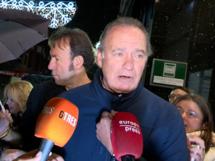 Bertín Osborne a la salida de su concierto en Gijón.