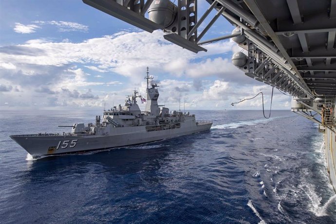 Archivo - La fragata HMAS Ballarat de la Clase Anzac de la Marina Real Australiana es reabastecida de combustible desde el buque de asalto anfibio USS America de la Marina de los Estados Unidos