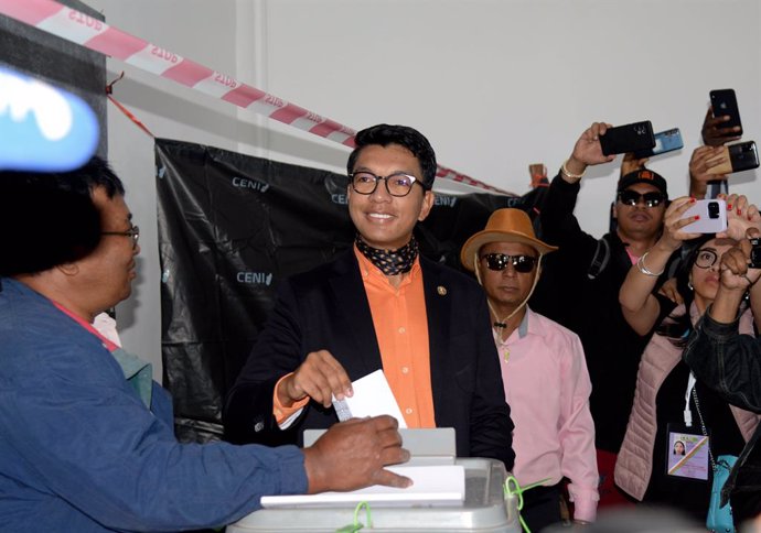 ANTANANARIVO, Nov. 16, 2023  -- Incumbent President of Madagascar Andry Rajoelina casts his ballot at a polling station in Antananarivo, Madagascar, Nov. 16, 2023. Madagascar kicked off its first round of the presidential election on Thursday to select th