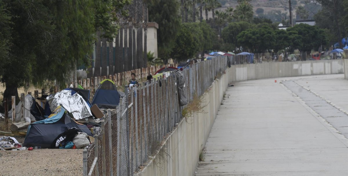 EEUU.- La Policía de Los Ángeles busca a un sospechoso de matar a tres ...