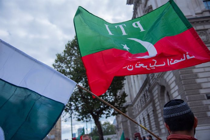 Archivo - September 23, 2023, London, United Kingdom: The national flag of Pakistan and the PTI flag are displayed during the Imran Khan Supporters Protest Demonstrators in London gathered outside the Foreign Office over the arrest of former Pakistani p