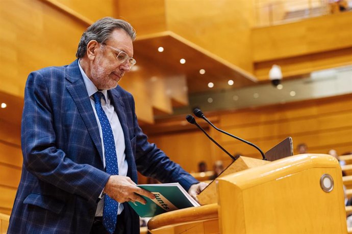 El portavoz de Junts en el Senado, Josep Lluís Cleries, durante una sesión plenaria, en el Senado, a 14 de noviembre de 2023, en Madrid (España). La Comisión de Reglamento del Senado ha avalado la reforma propuesta por el PP para dilatar hasta dos meses l