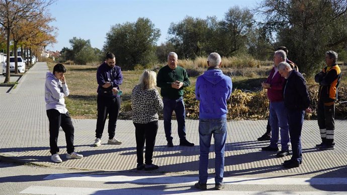 El concejal del PSOE en el Ayuntamiento de Málaga, Salvador Trujillo, se reúne con vecinos de Churriana.